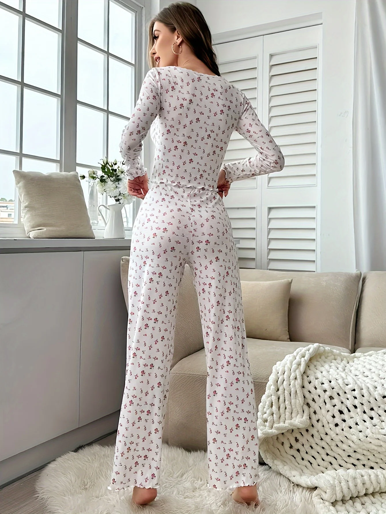 Повседневный пижамный комплект в рубчик с цветочным принтом и отделкой салата