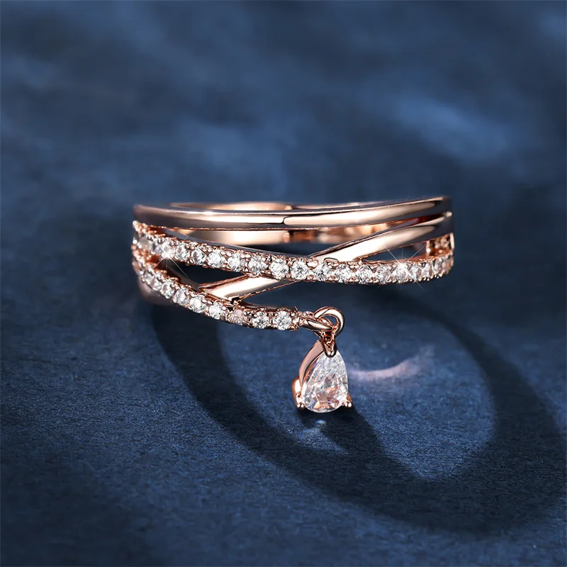 Модное женское кольцо с белыми кристаллами и геометрическим зубцом