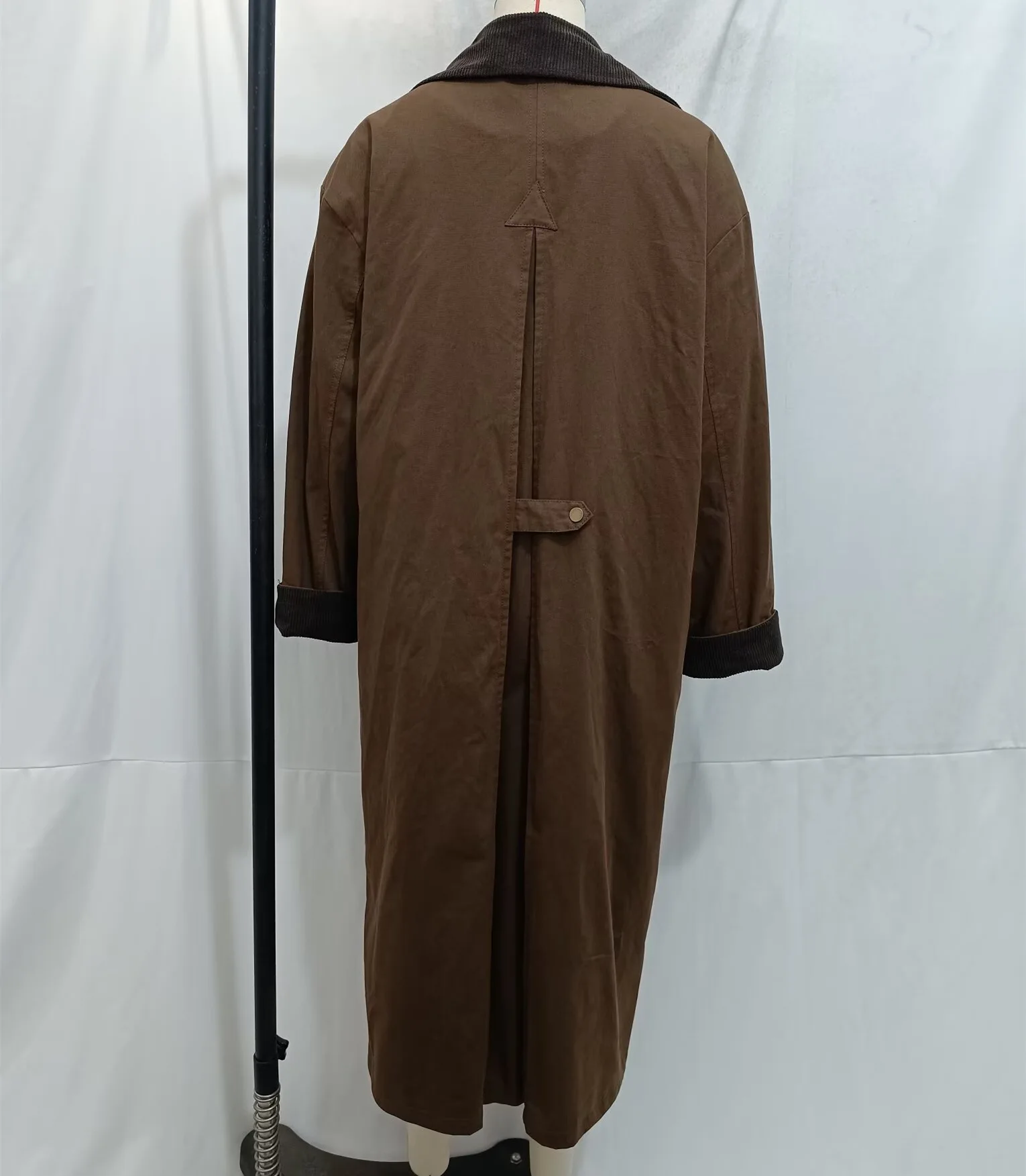 Женский двубортный тренч с отложным воротником