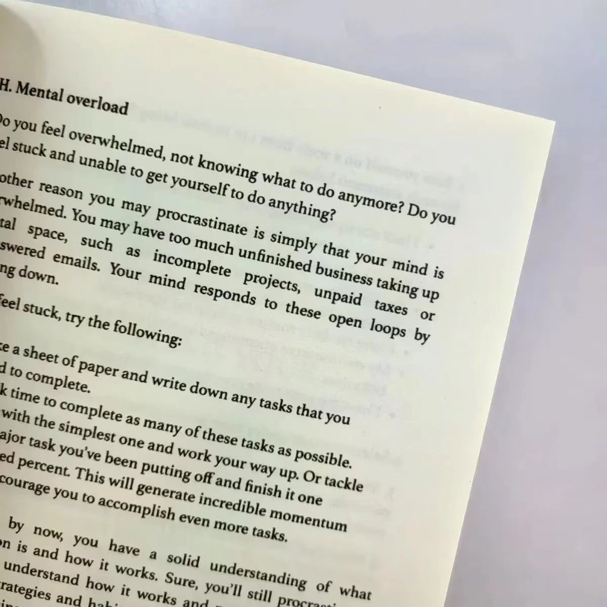 Книга с вдохновляющей литературой для управления эмоциями овластите свое время