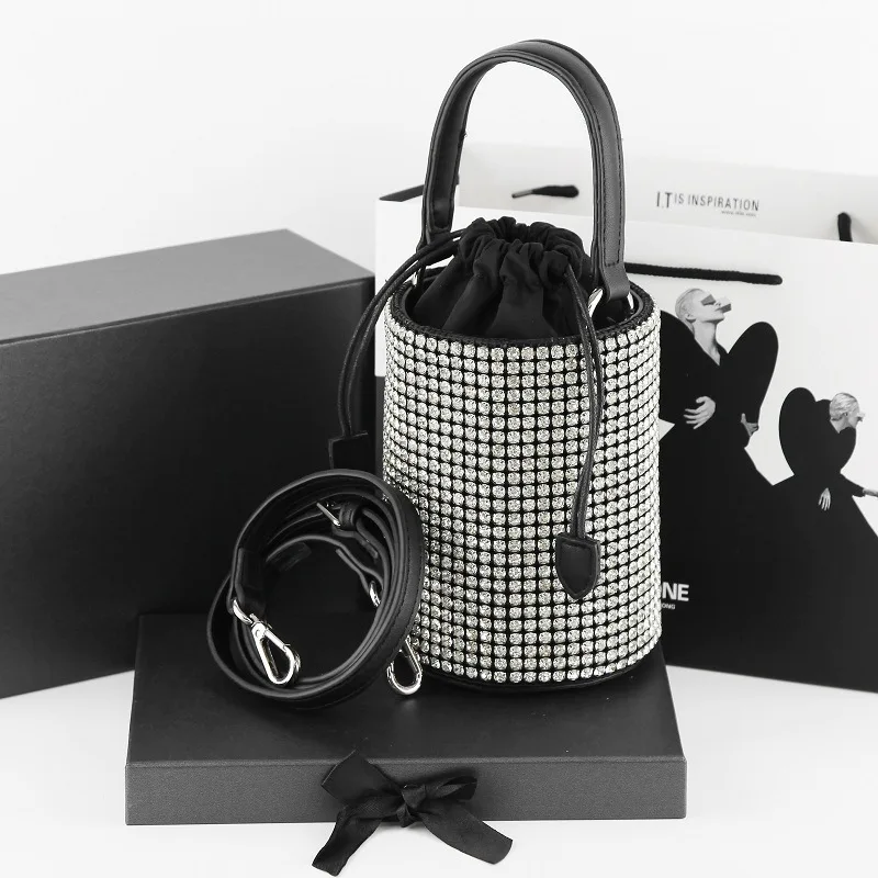 

Женская маленькая круглая сумка-ведро с бриллиантами, лето 2022