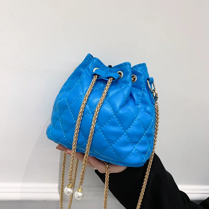 

Lingge Casual Drawstring Chain Bucket Sling Hobo Bags 2022 Summer Solid Design Sense Shoulder Oblique Womens Bag Crossbody Mugs