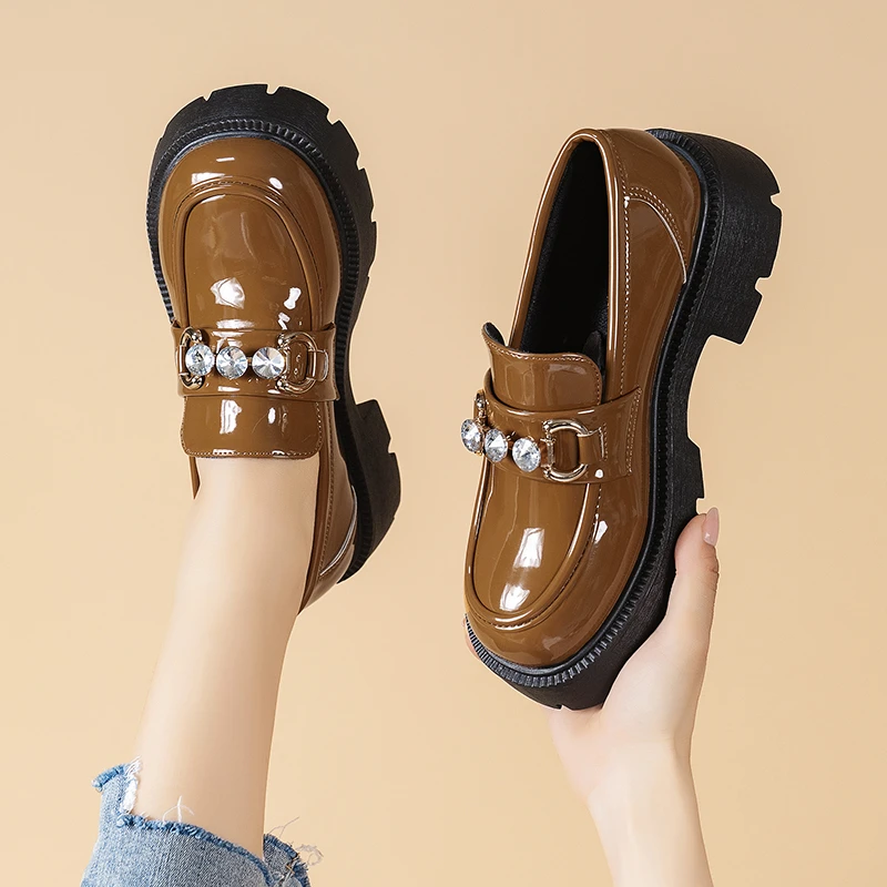 

Женские кожаные лоферы на массивной подошве, с круглым носком и металлической цепочкой, без застежки, ручная работа, простые, большие размер...