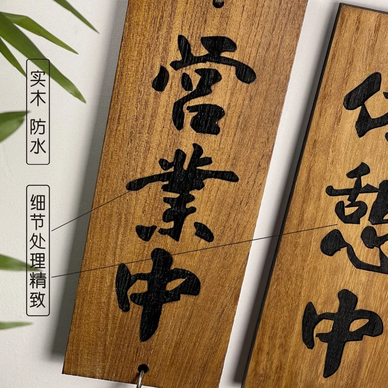 В магазине Листинг из цельного дерева открываются в отдых. Произдание двери дома