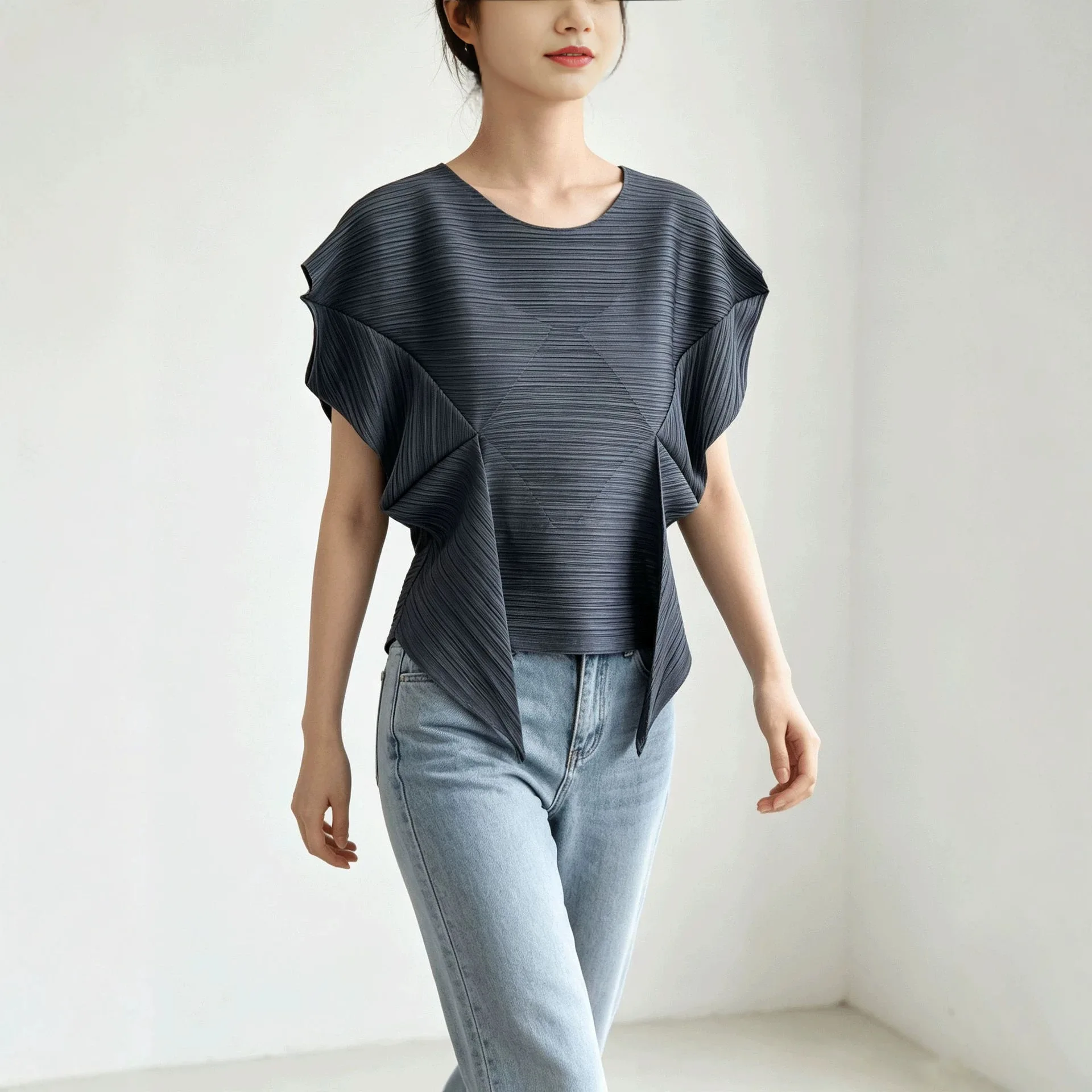 Фото Женская летняя футболка Miyake с плиссировкой, асимметричным вырезом в форме бабочки, коротким рукавом «летучая мышь» и круглым вырезом горловины, нишевый дизайн №3