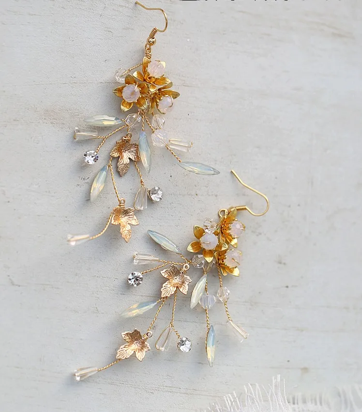 Изящное женское украшение для волос "Золотой цветок с серебряными кристаллами" ручной работы для свадебных и вечерних аксессуаров.