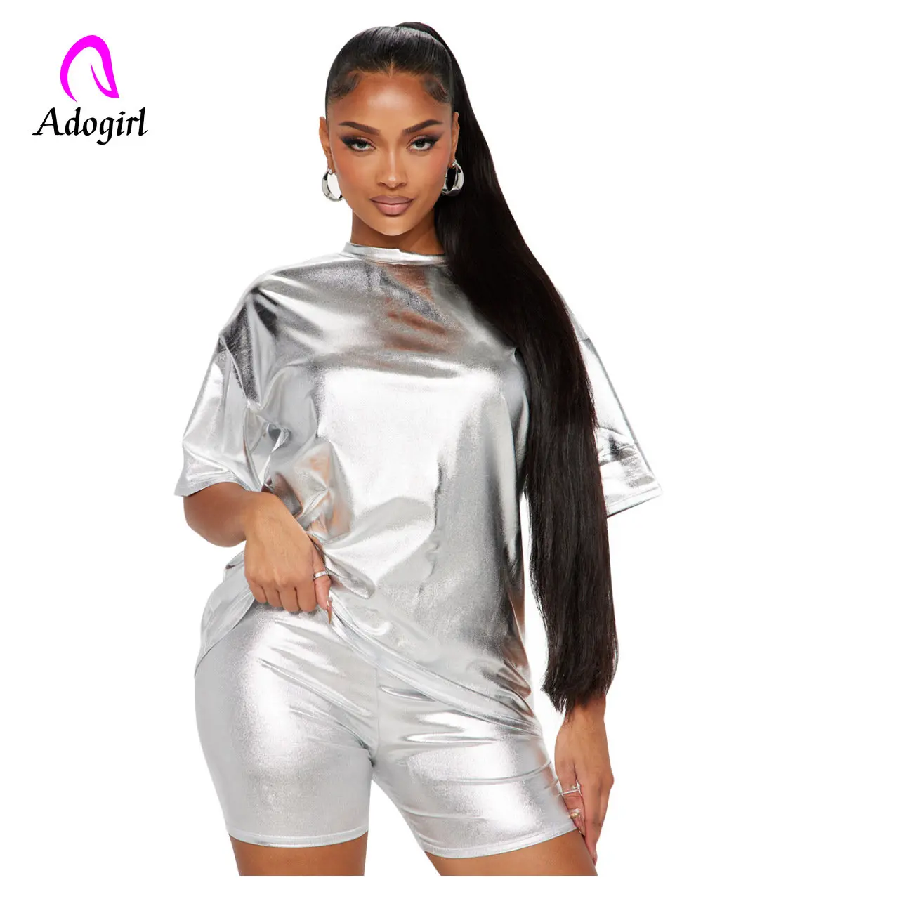 

Женский комплект из двух предметов, свободная футболка с коротким рукавом и шорты с металлическим блеском