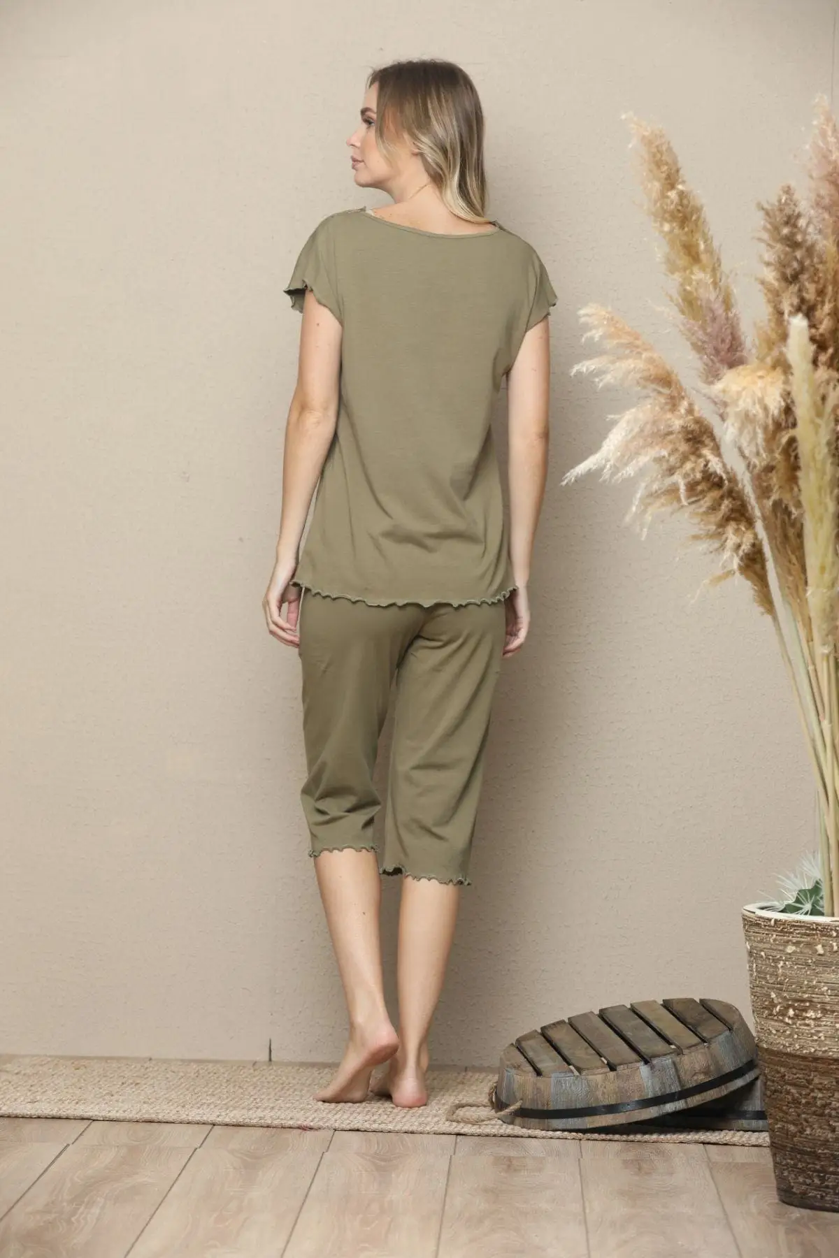 

Lacy Short-Sleeved Cotton Lycra Capri Sets Pajama Sets