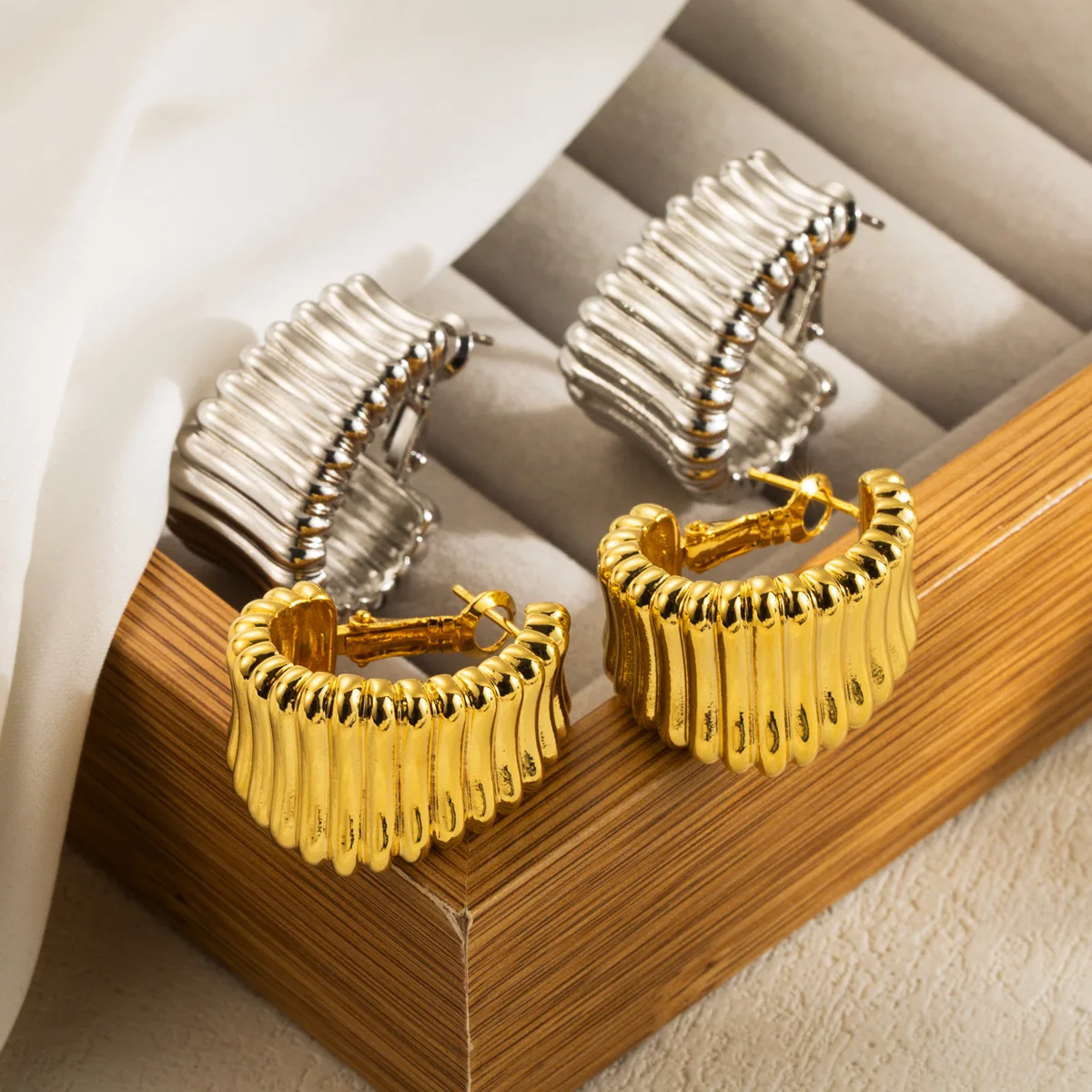 

Vintage Copper Striped C-shaped Hoop Earrings for Women Minimalist Luxury Geometric Earrings Statement Jewelry Gift