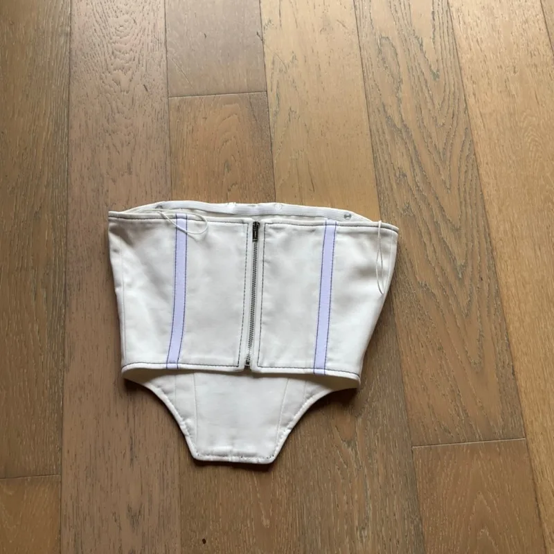 Женский комплект из топа без рукавов и юбки на завязках