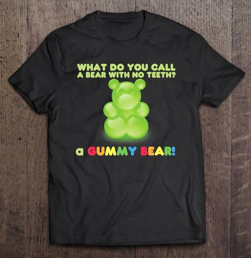 

Футболка с надписью «What You Call A Bear With No Teeth A Gummy Bear»