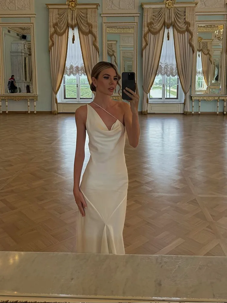 Элегантное женское атласное платье с лямкой на шее привлекательное Белое