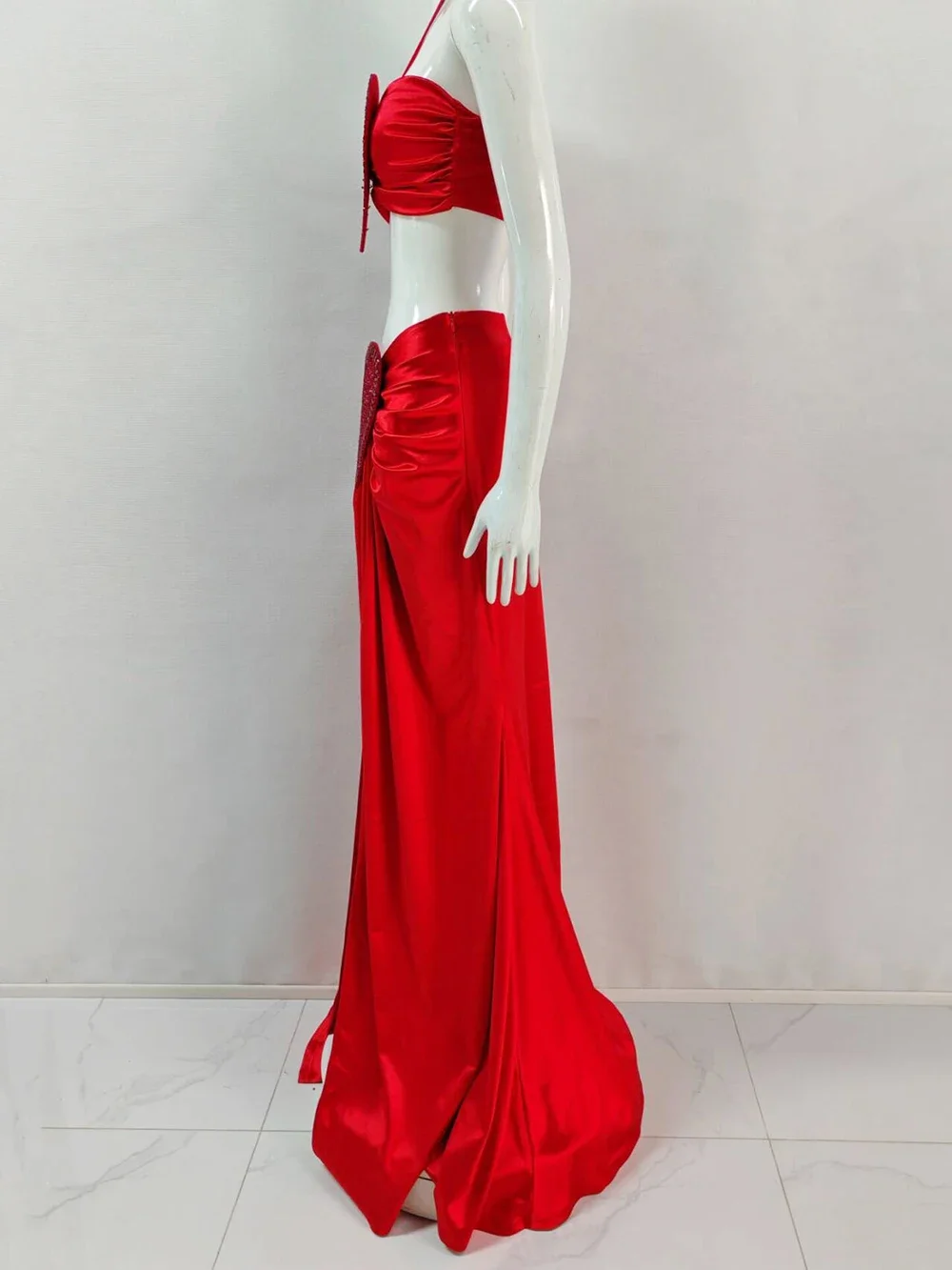 Укороченный топ с лямкой на шее и длинная юбка комплект из двух предметов