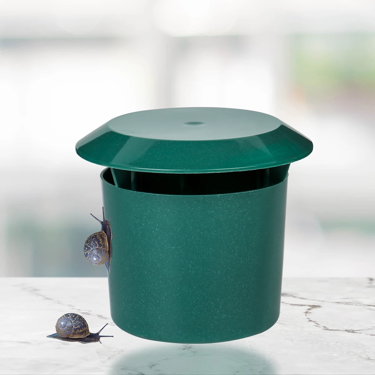 Пластиковые улитки-ловушки для сада