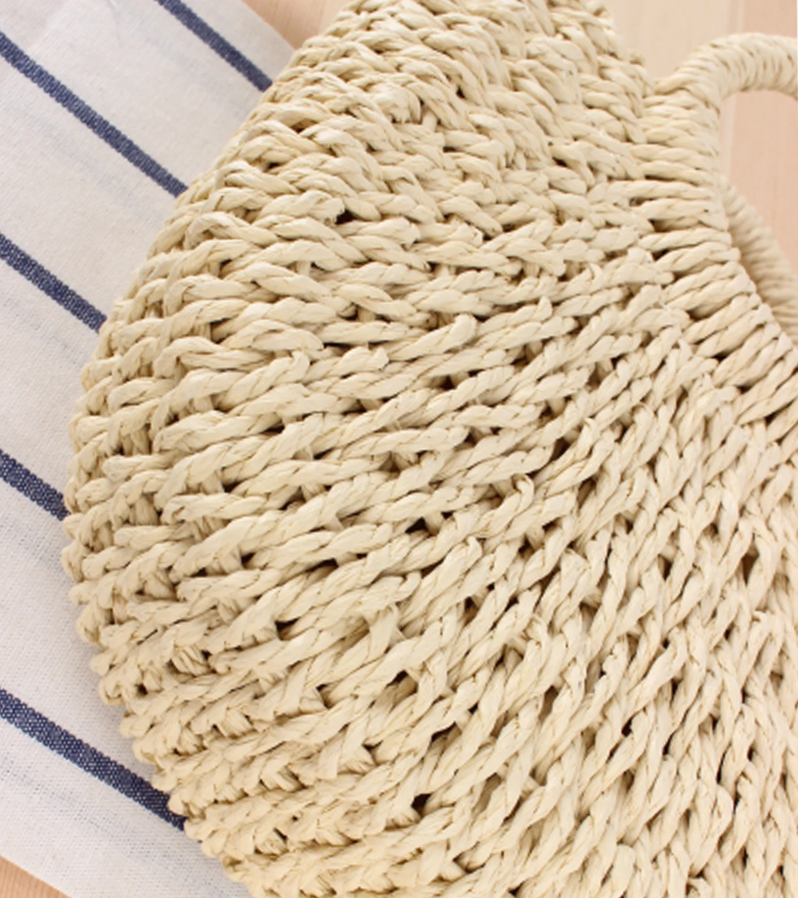 Fashion Straw Bag Portable Crossbody Straw Shoulder Bag for Women Perfect for Beach, Vacation, and Shopping