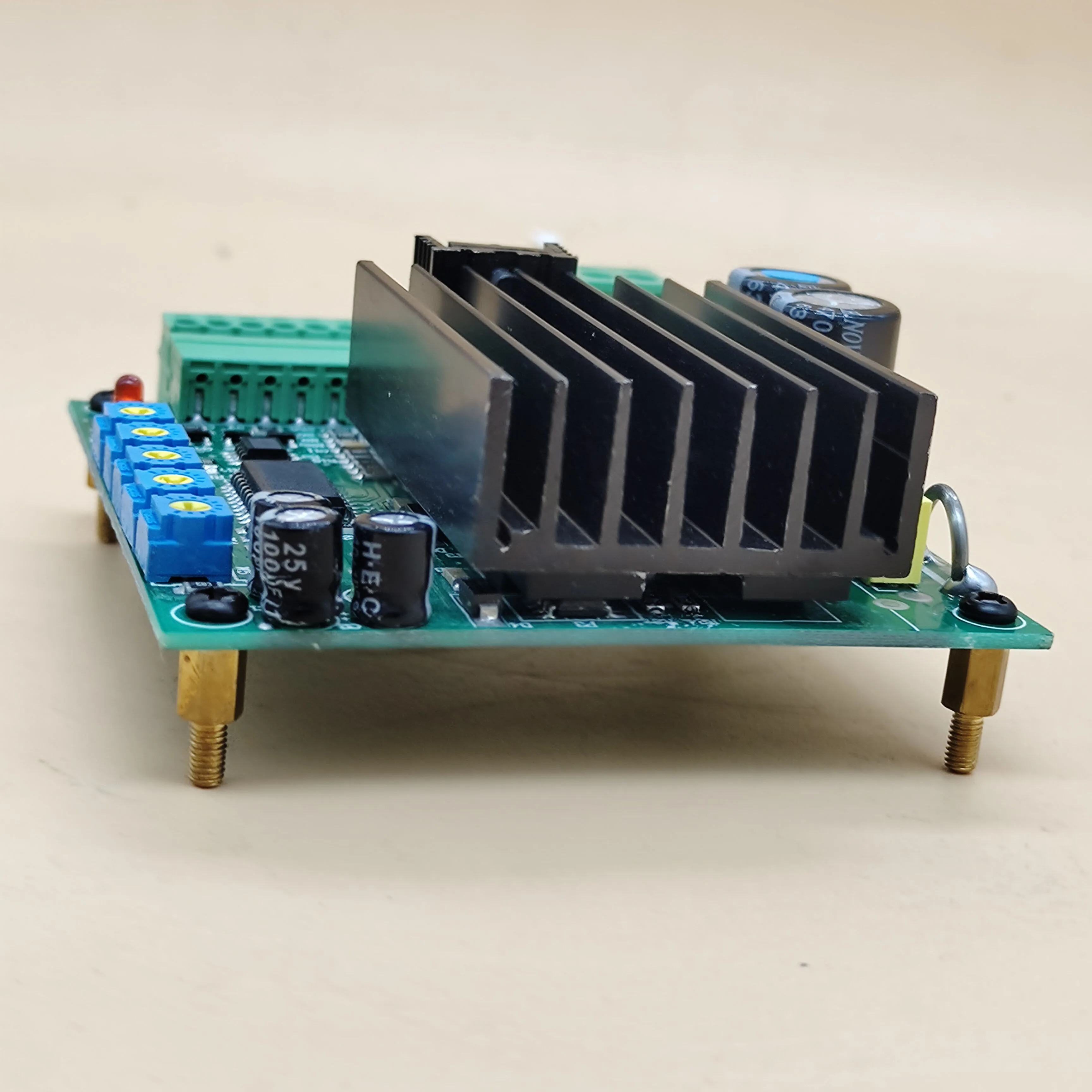 Маленький размер 24 В ШИМ контроллер двигателя постоянного тока 10 А низкая цена