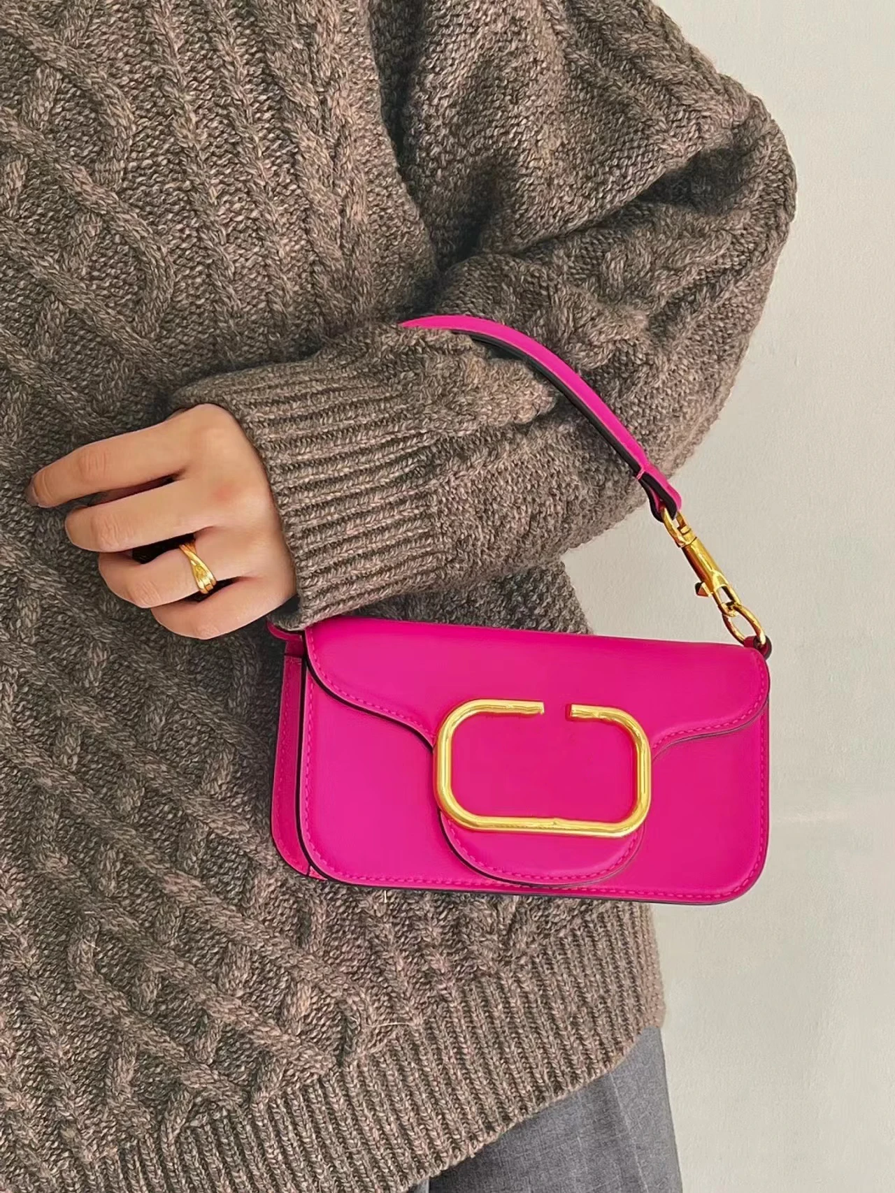 

2023 early spring new senior sense of European and American trend simple crossbody bag shoulder bag chain underarm treasure