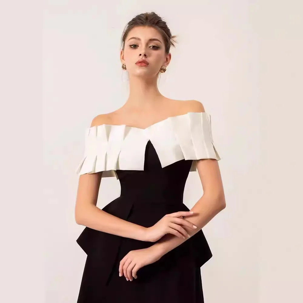 Женское платье с высокой талией элегантное облегающее черно-белого цвета