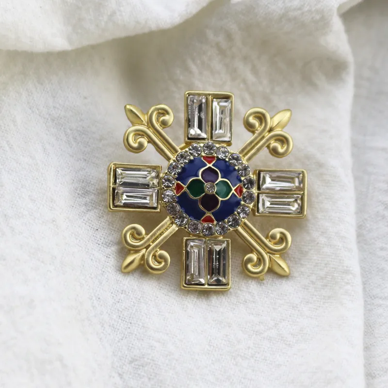 

New Vintage Matte Metal Baroque Cross Brooches for Women Luxurious Rhinestone Inlaid Collar Pins Costume Jewelry Accessories Pin