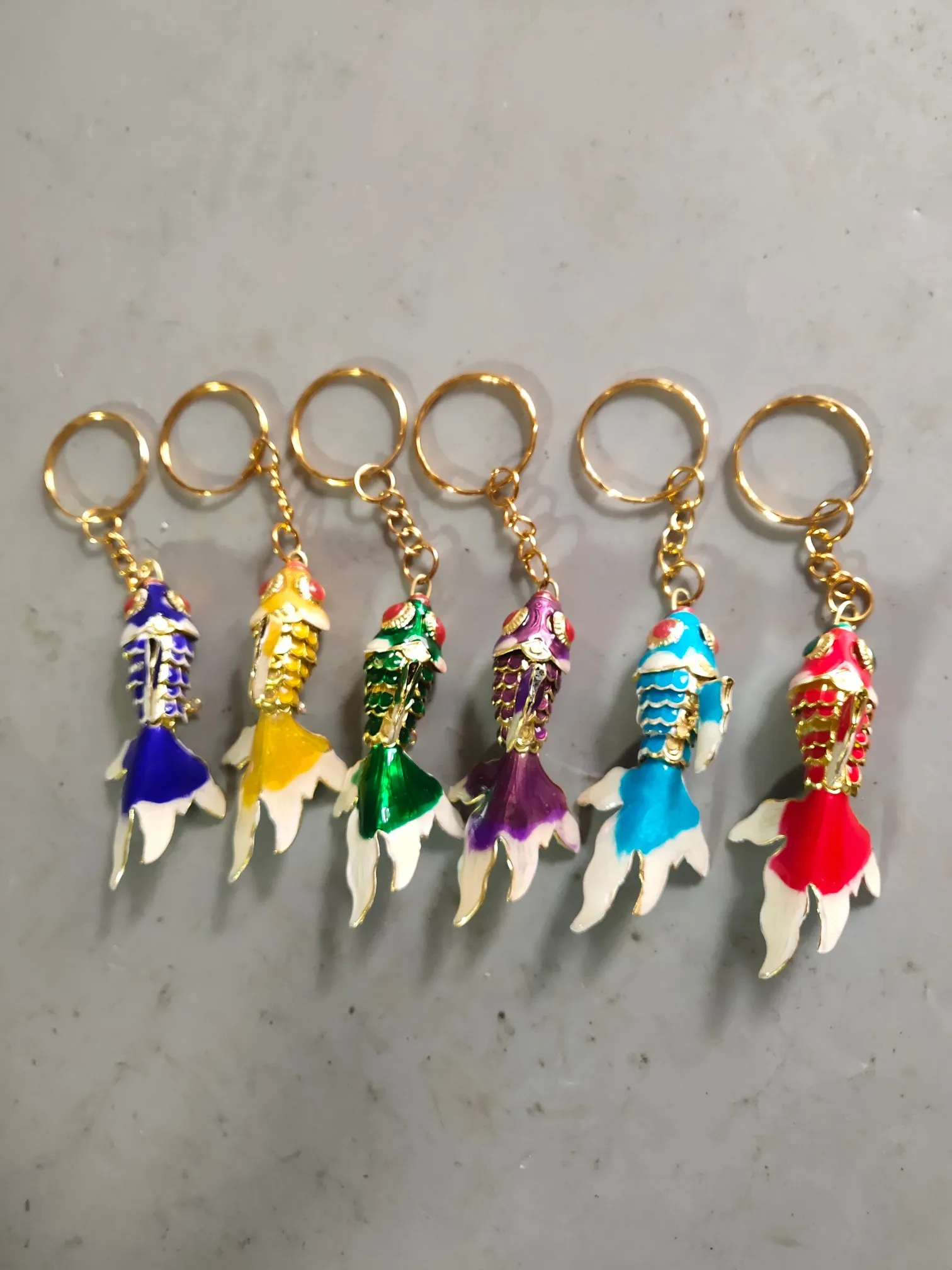 

Брелок с медной шиной и перегородчатой золотой рыбкой