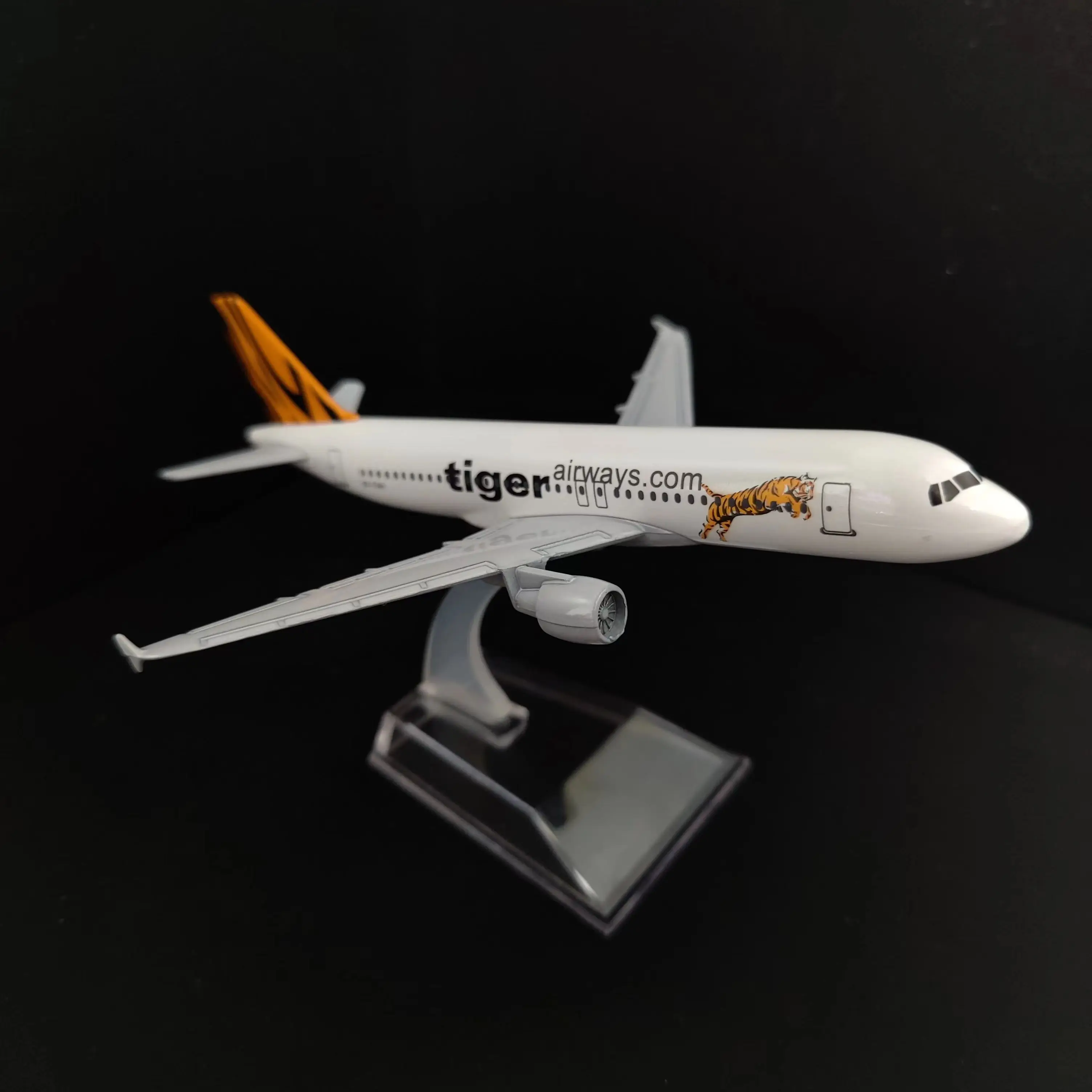 

Scale 1:400 Metal Aircraft Replica 15cm Singapore Tiger Air Asia Airlines Boeing Airbus Airplane Model Miniature Gift for Boys