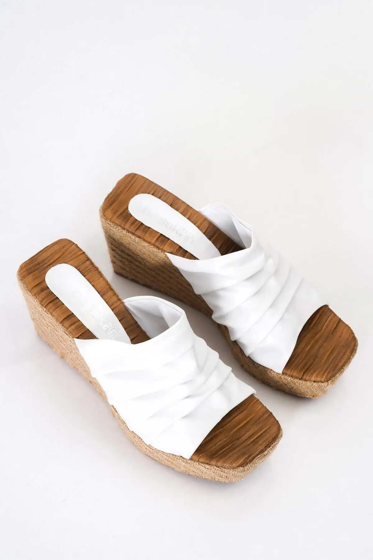 

Women white padding heel straw detailed crease slipper