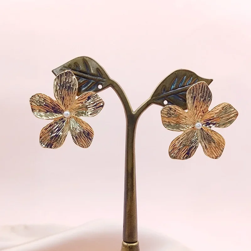 Винтажные большие серьги с металлической вставкой и жемчугом