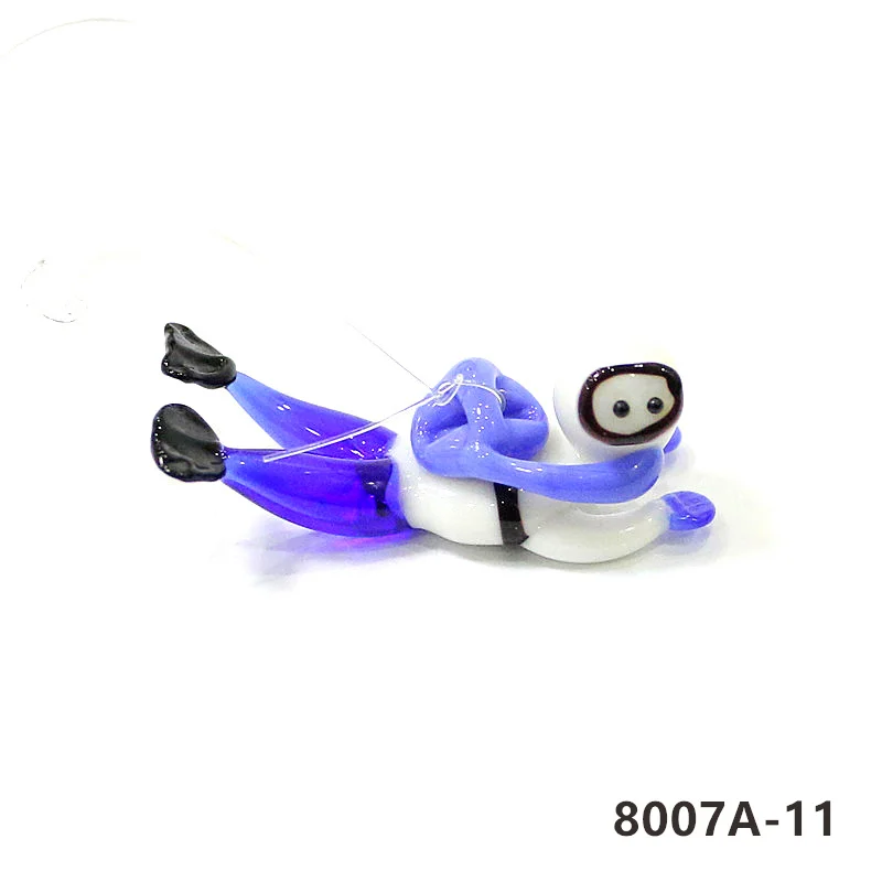 Аквариум украшает плавающий стеклянный пузырьковый шар с миниатюрной