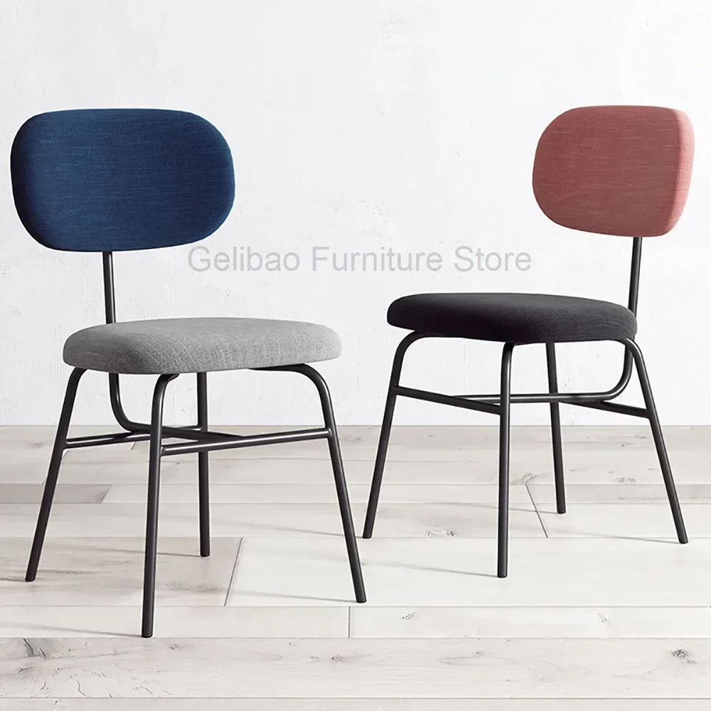 Акцентные скандинавские обеденные стулья с черными ножками дизайн для спальни