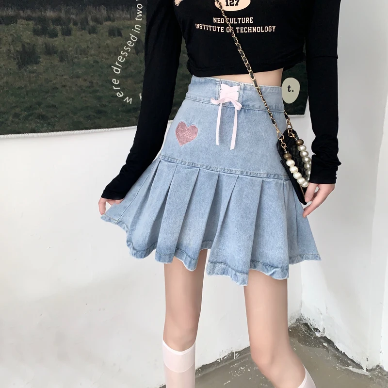 

Женская летняя мини-юбка с вышивкой в виде сердца