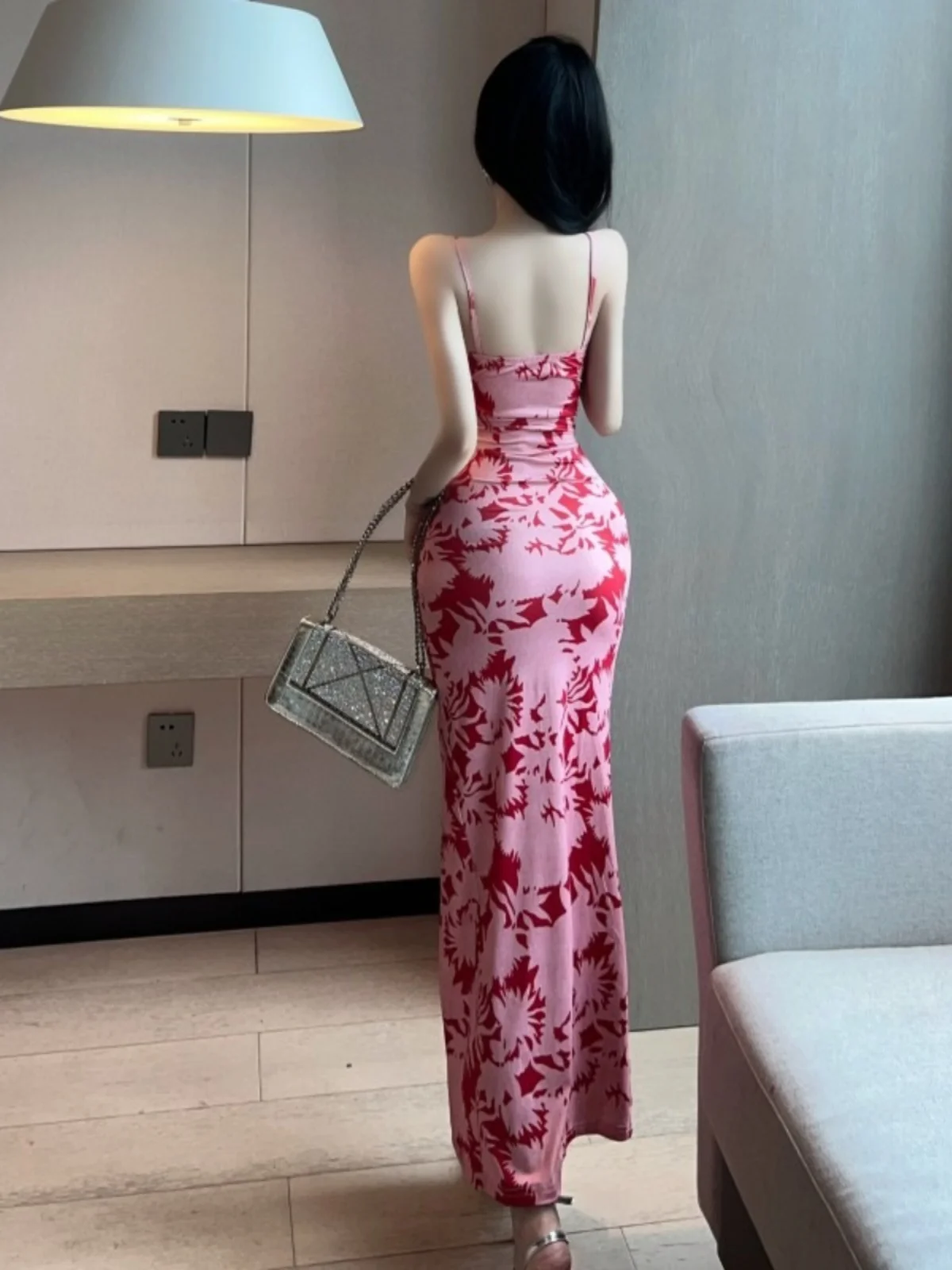 Цветное платье на бретельках с глубоким вырезом и v-образным женское сексуальное