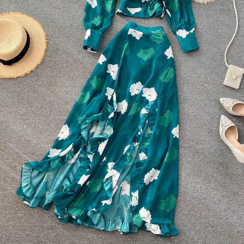 Женская блузка с V-образным вырезом оборками и высокой талией