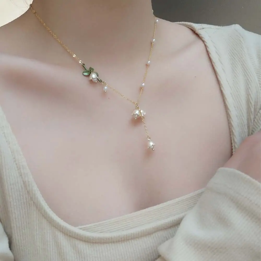 Женская короткая цепочка с подвеской в виде орхидеи