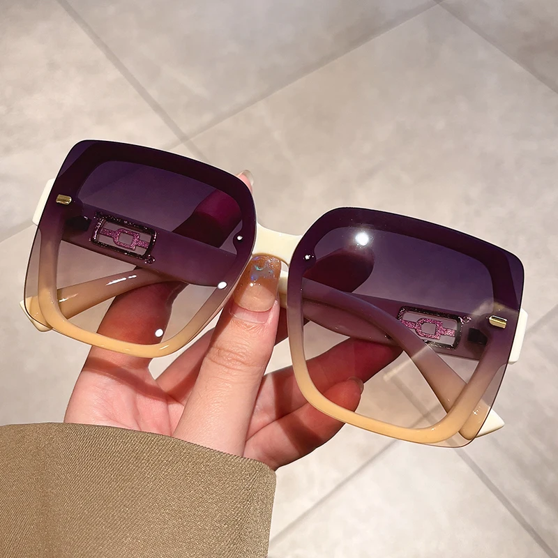 

Очки солнцезащитные женские в квадратной оправе с защитой UV400