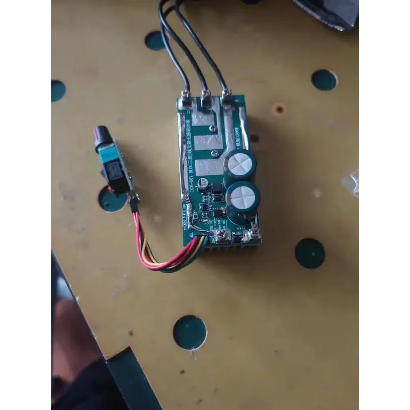 Трехфазный 3-проводной бесщеточный и неиндуктивный драйвер DC6-60V BLDC 1500 Вт