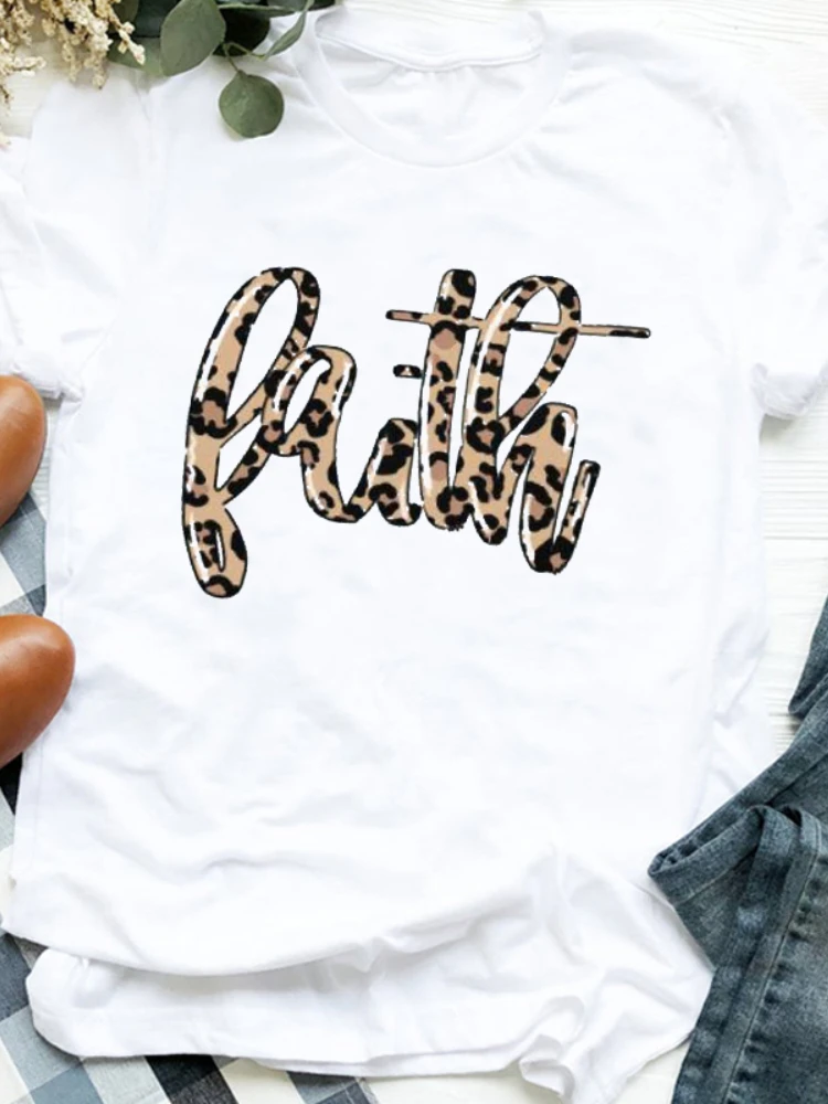 

Женская футболка с коротким рукавом, круглым вырезом и надписью надежда