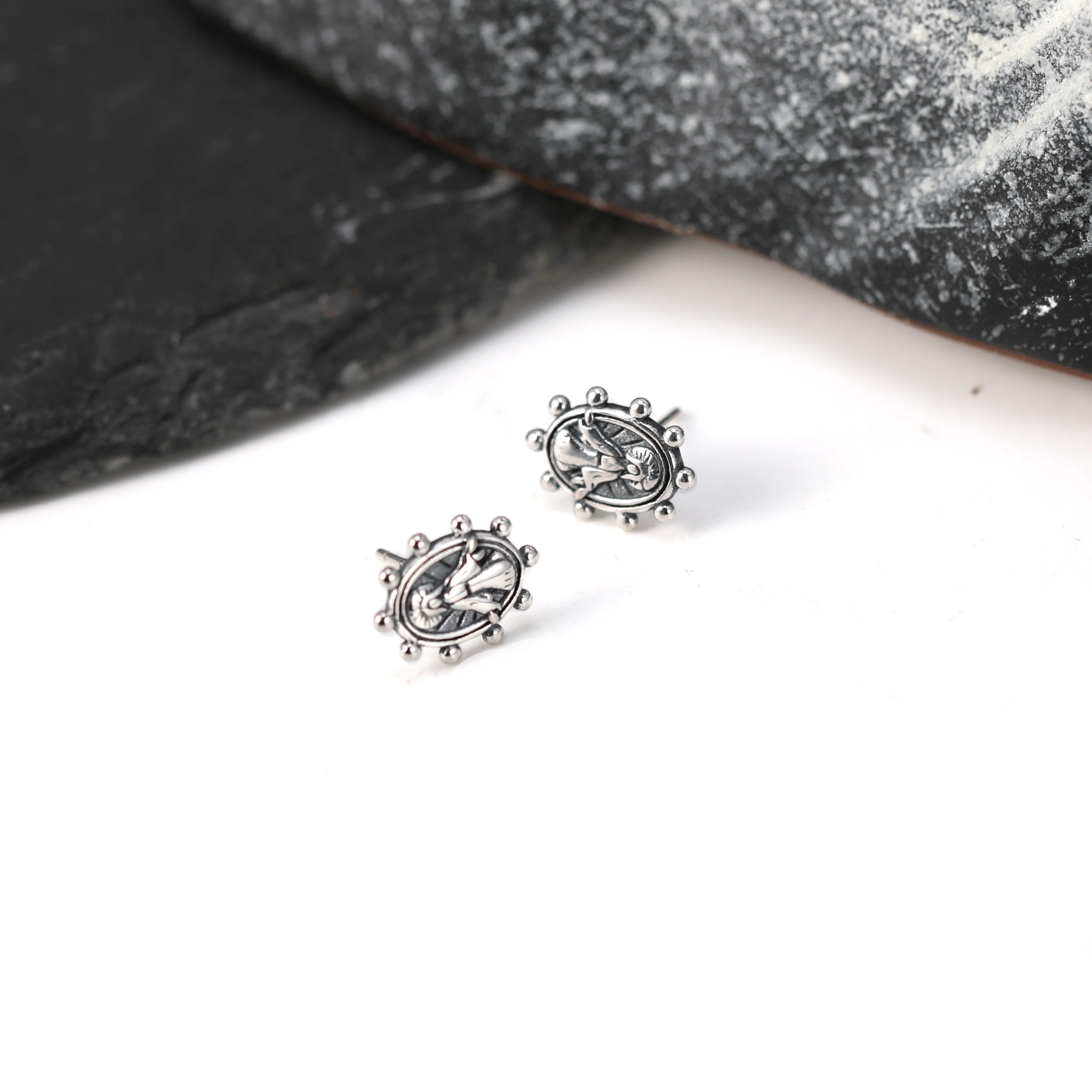 Фото Серьги-гвоздики из стерлингового серебра ED030 S925 James Avery Virgin Mary №1
