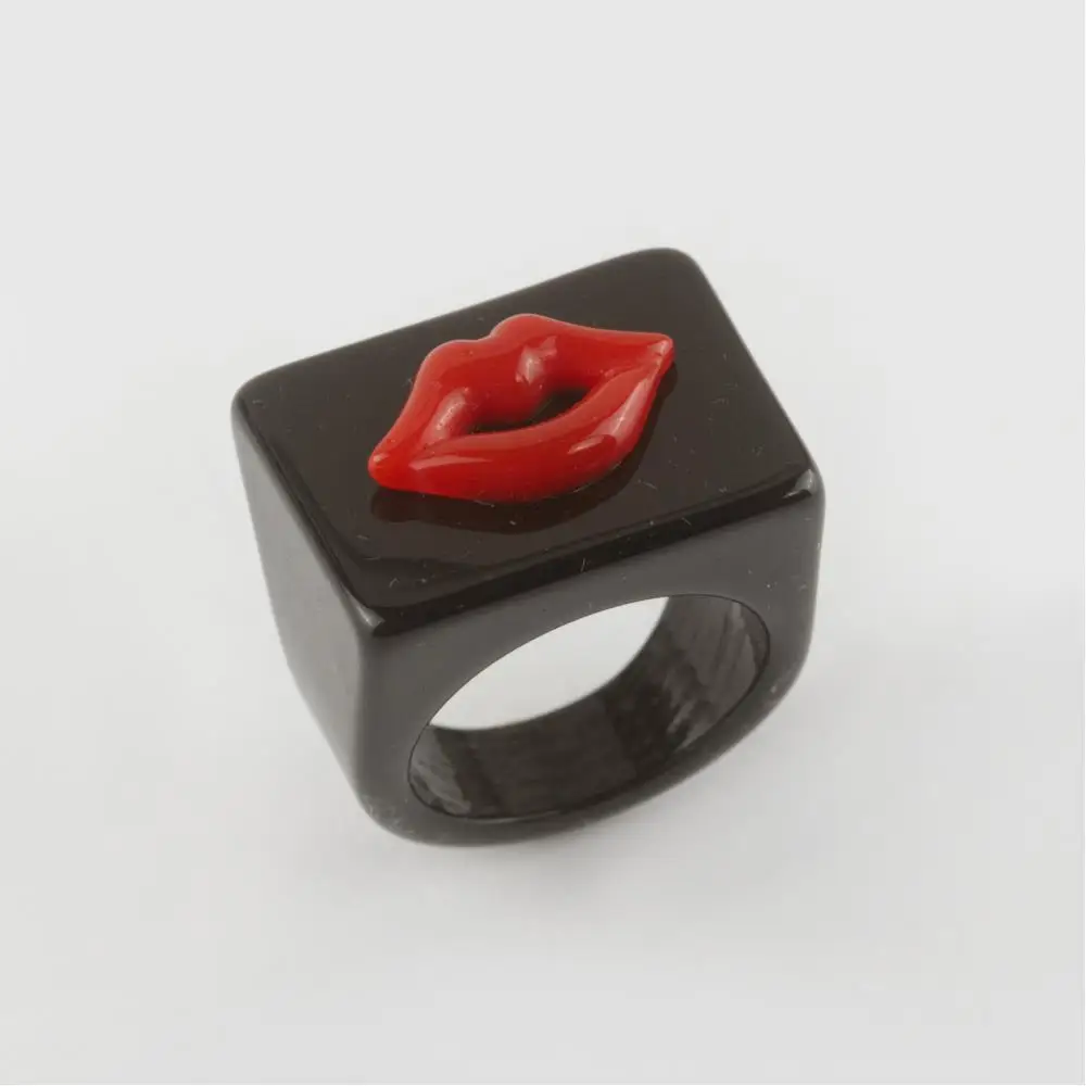 

Lip figured acrylic ring