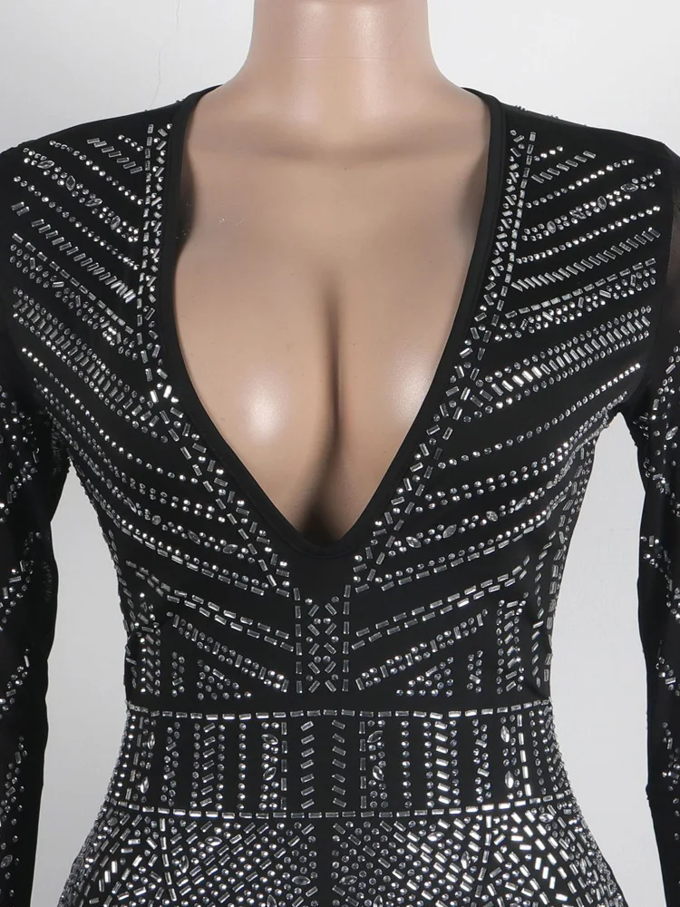 Женский комбинезон с глубоким V-образным вырезом со стразами