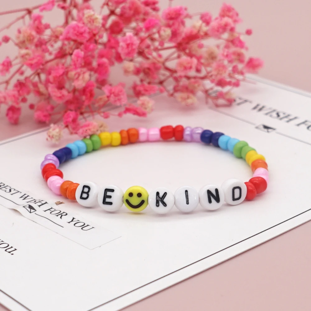 Фото Женский браслет GO2BOHO BE KIND с буквенным принтом и смайликом, простые ювелирные изделия в богемном стиле CN 6/O, разноцветные браслеты с бусинами ... №1