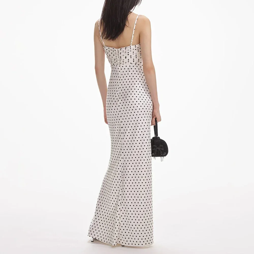 Женское длинное вечернее платье в горошек без рукавов