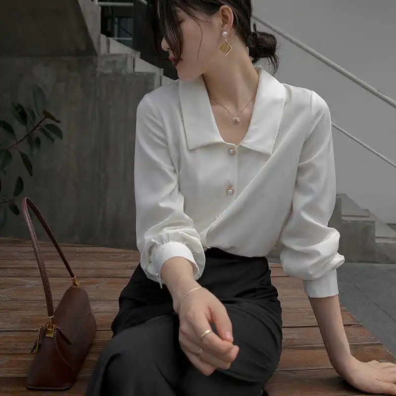 Белая рубашка с воротником-куклой в стиле ретро