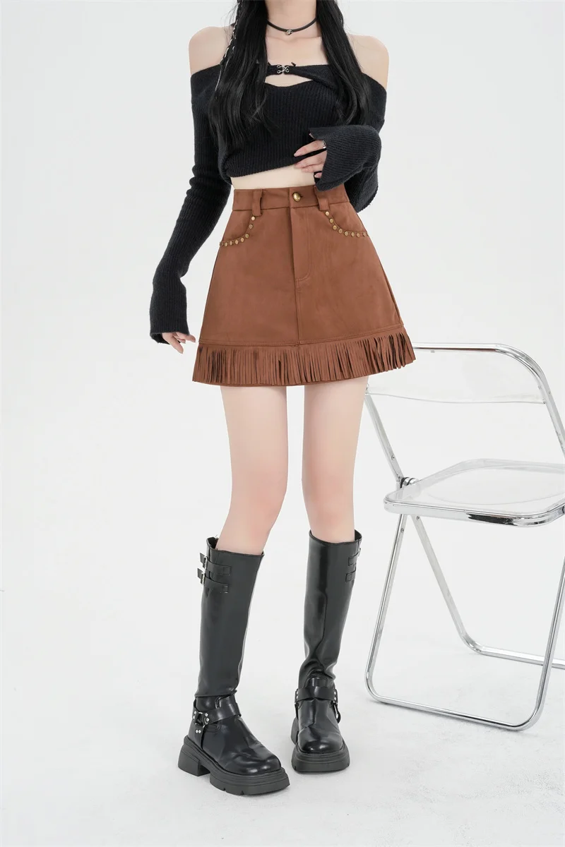 Женская замшевая юбка с заклепками осенняя короткая высокой талией и бахромой 2024