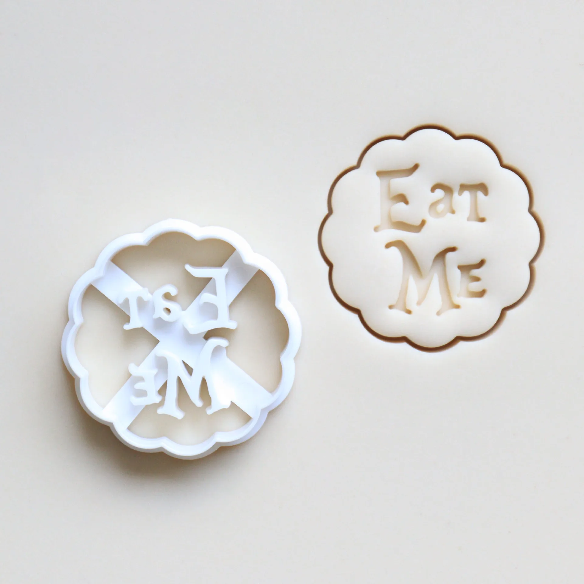 

Формочки для печенья Eat Me Alice in Wonderland