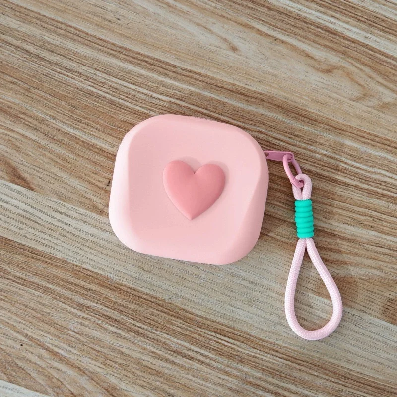 

Портативная силиконовая косметичка в форме сердца для женщин, водонепроницаемая дорожная косметичка с застежкой-молнией и руч...