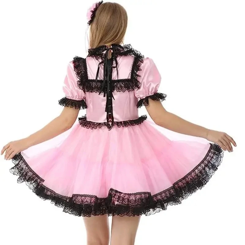 Розовое тонкое атласное платье с коротким рукавом и черным бантом кружевной