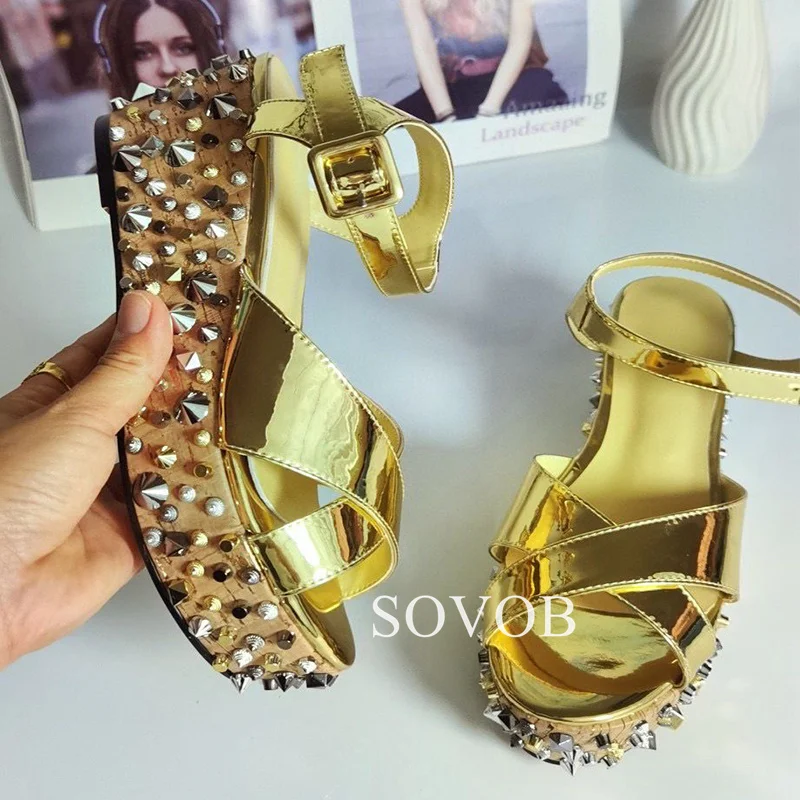 Сандалии женские из лакированной кожи босоножки на танкетке с блестящими