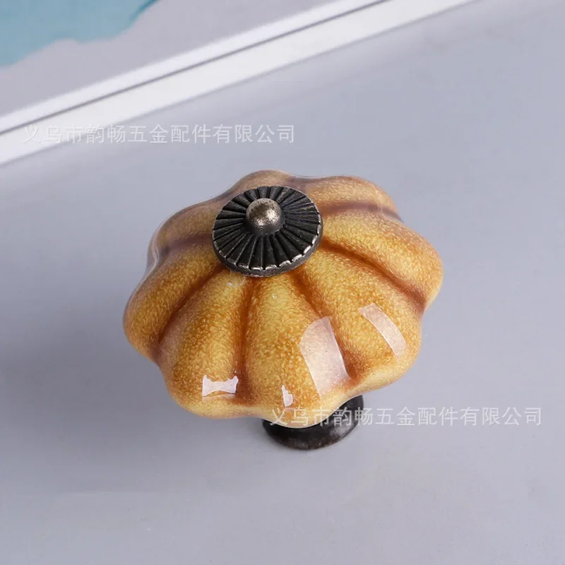 

Керамическая ручка 40 мм разноцветная