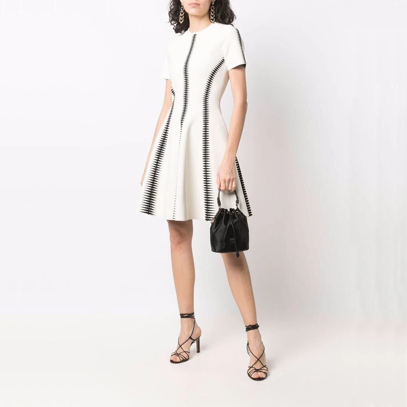 Женское жаккардовое бальное платье в полоску черно-белое Бандажное с коротким