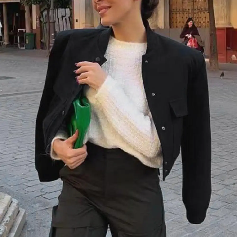 

Женская куртка-бомбер с воротником-стойкой и большими карманами